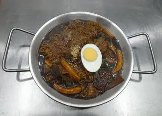 Hình ảnh sốt tương đen  mìpokki(짜장 라볶이)