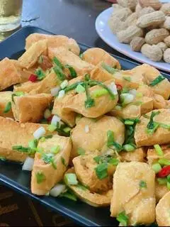 Hình ảnh Cơm chay gạo lứt đen đậu rán tẩm hành 