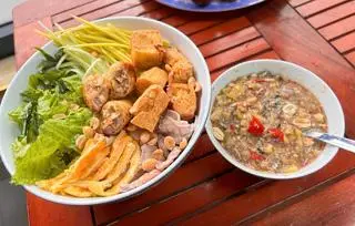 Hình ảnh bún mắm nêm thịt-trứng-chả giò