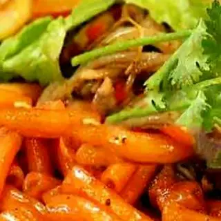 Hình ảnh Nui xào bò, xúc xích, trứng