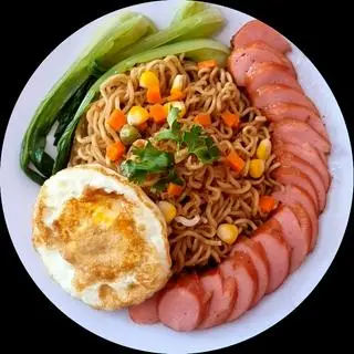 Hình ảnh Mì Trộn + Xúc Xích Đức + Trứng 