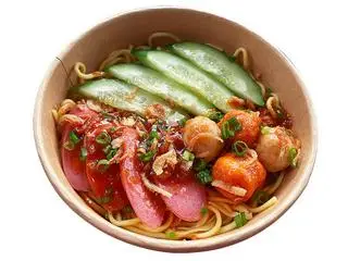 Hình ảnh mì trộn viên chiên xúc xích