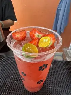 Hình ảnh Trà Dâu Tây ly 700ml