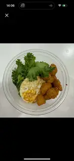 Hình ảnh Mì trộn gà popcorn - trứng opla - salad