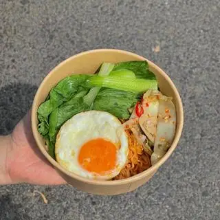 Hình ảnh Mì Trộn Trứng Ốp La Tóp Mỡ Kèm Soup Rong Biển Nóng
