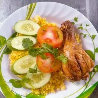 Hình ảnh cơm gà má đùi nước mắm tỏi 