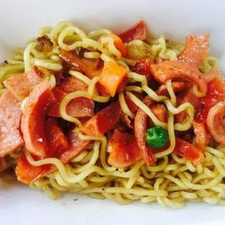 Hình ảnh mì trộn xúc xích