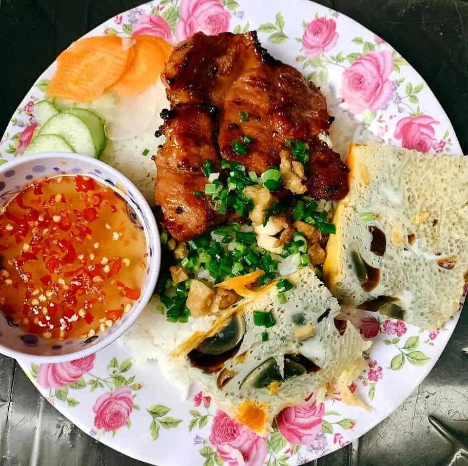 Hình ảnh cơm tấm sườn mỡ + chả