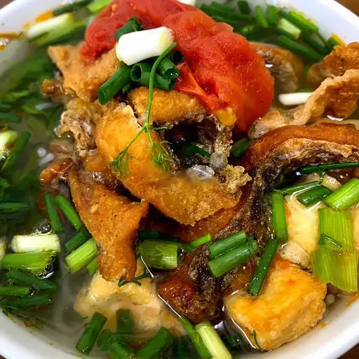 Hình ảnh Bánh đa đỏ cá giòn