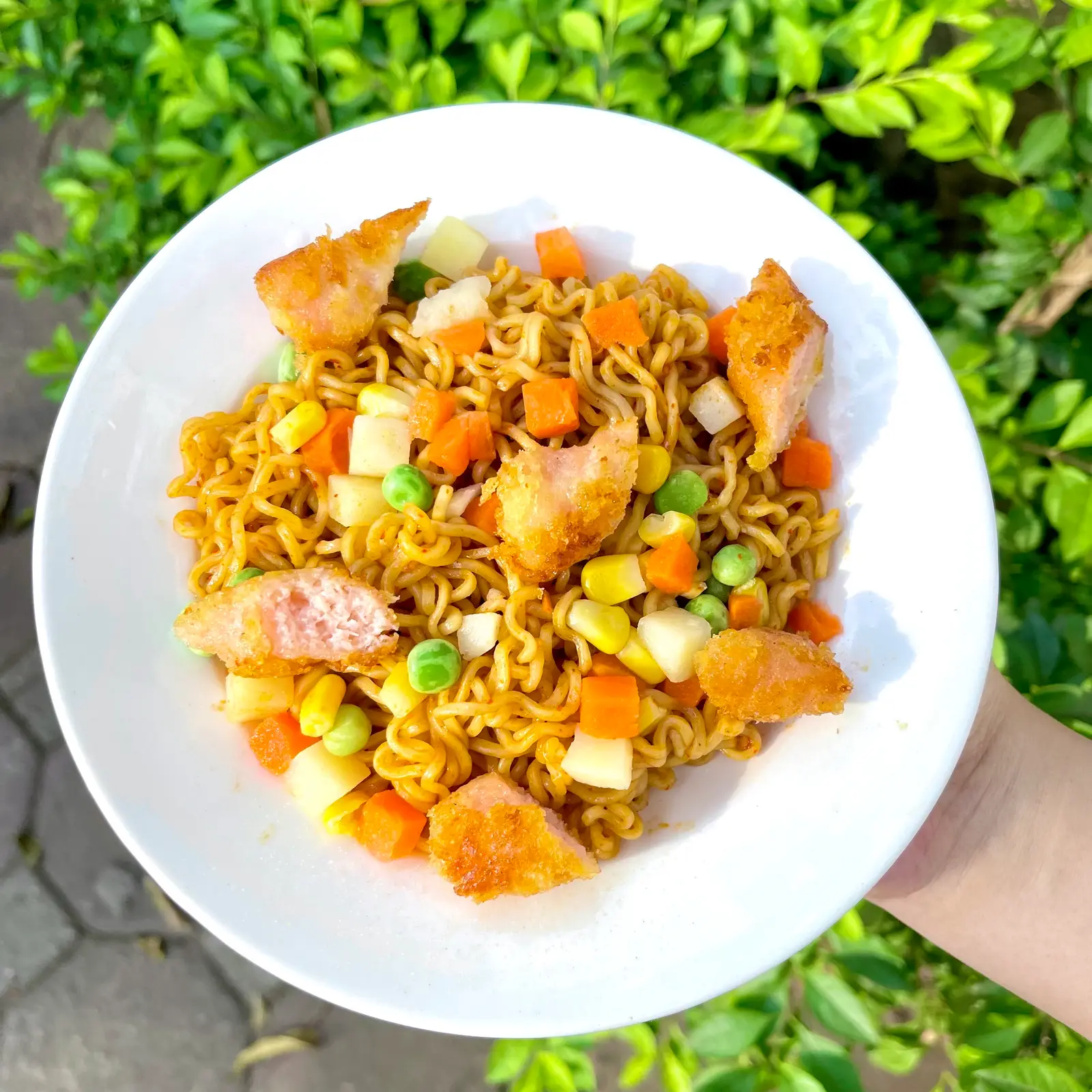 Hình ảnh Mỳ trộn nem chua rán