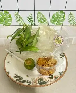 Hình ảnh Bánh tráng phơi sương chấm muối + tắc + hành phi