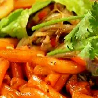 Hình ảnh Nui xào bò, xúc xích