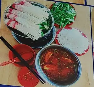Hình ảnh Lẩu bò mỹ cuộn nấm