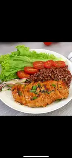 Hình ảnh Cơm Lứt Ức Gà Áp Chảo