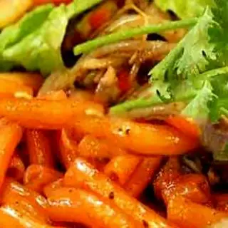 Hình ảnh Nui xào xúc xích, trứng