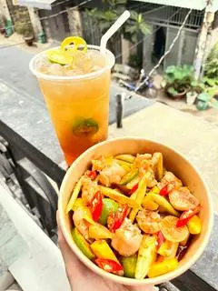 Hình ảnh Combo lớn chân gà rút xương sốt thái + Trà Tắc