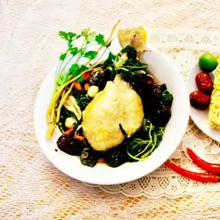 Hình ảnh Đùi tỏi gà to tần thuốc bắc ngải cứu -  mì tôm