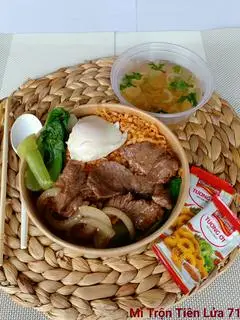 Hình ảnh Mì trộn thịt bò xào - súp trứng