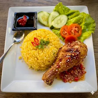 Hình ảnh Cơm gà ĐÙI TỎI (xốt muối ớt)