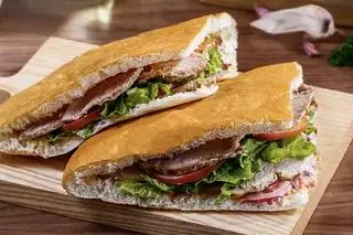 Hình ảnh Bánh mì tam giác kẹp thịt