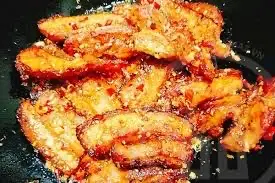 Hình ảnh Cơm thịt ba rọi chiên mắm tỏi