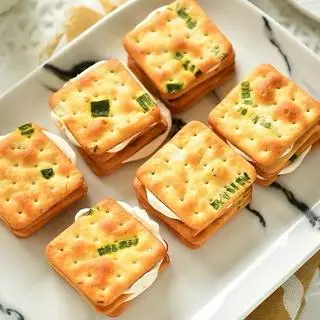 Hình ảnh Bánh quy hành kẹp siêu phô mai