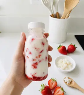 Hình ảnh Sữa chua Kefir mix mứt Dâu Tây