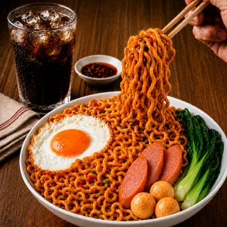 Hình ảnh Mì Cay Trộn Ốp La + Xúc Xích + Cá Viên