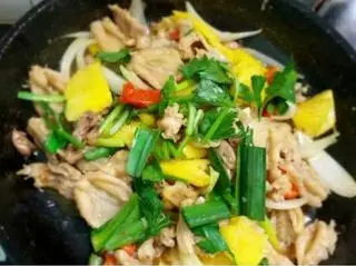 Hình ảnh Chân gà rút xương xào dứa