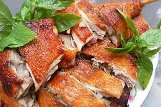 Hình ảnh 1 con vịt nuong lá mắc mật