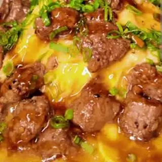 Hình ảnh Nui Xào Bò Lúc Lắc Phủ Trứng( Tặng trà tắc/ trà chanh)