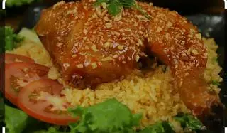 Hình ảnh Cơm Gà Xối Mỡ Má Đùi Chiên Nước Mắm ( Tặng Trà Tắc )