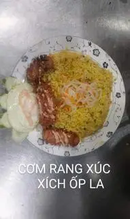 Hình ảnh cơm chiên xúc xích ốp la