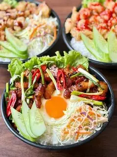 Hình ảnh Cơm thịt cháy cạnh sốt mắm tiêu 100gr (kèm trứng ốp)