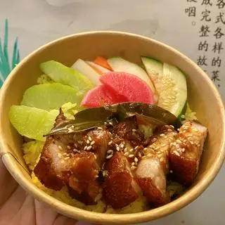 Hình ảnh Cơm Heo Quay Giòn Bì Sốt Chua Ngọt