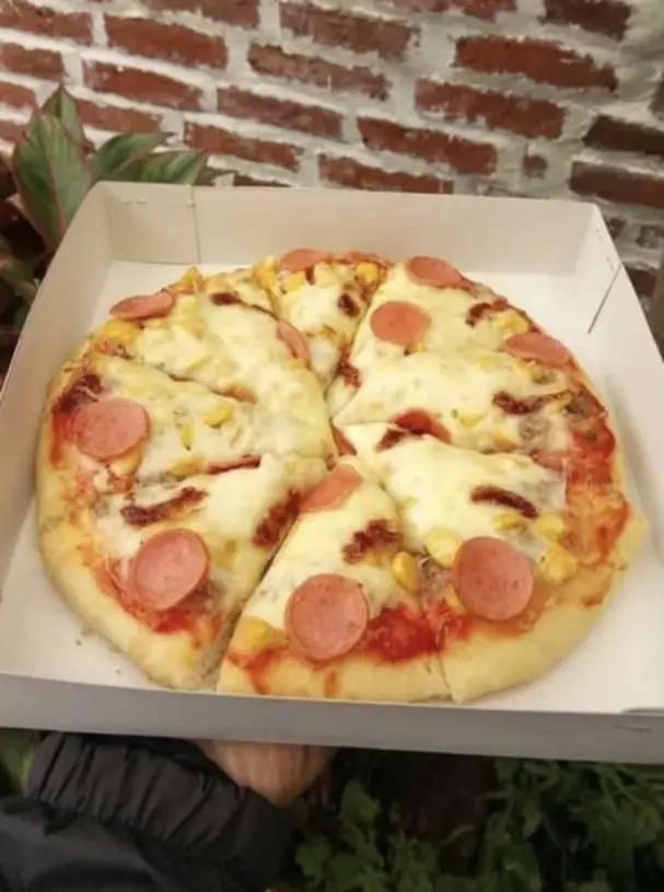 Hình ảnh Combo 1 pizza xúc xích 18cm + 1 bánh gà