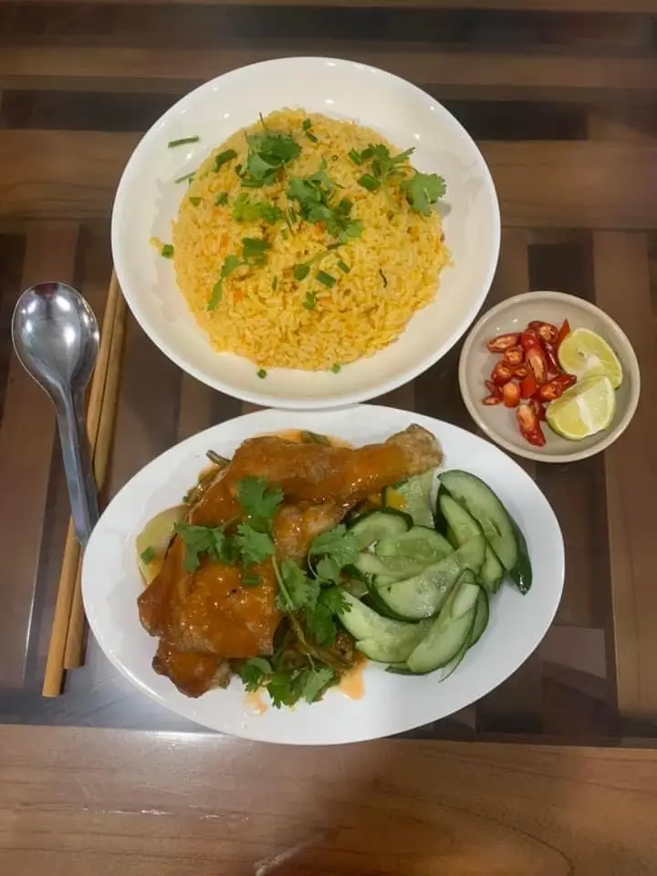 Hình ảnh Cơm rang đùi gà xối mắm