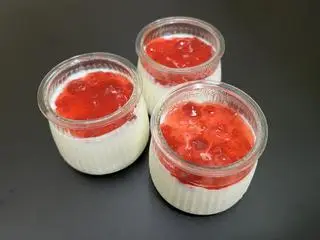 Hình ảnh Sữa chua mix vị dâu - 1 hũ