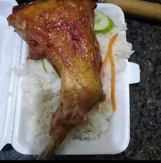 Hình ảnh cơm đùi gà quay góc tư