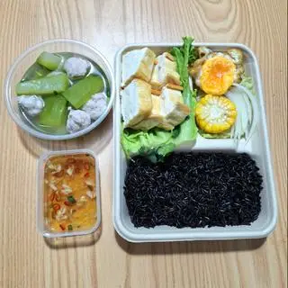Hình ảnh Cơm gạo lứt đậu chiên, trứng ốp 