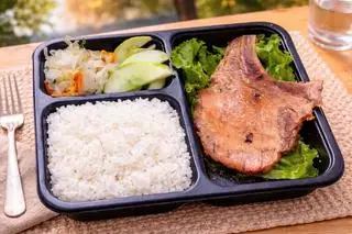 Hình ảnh Cơm sườn cốt lết nướng