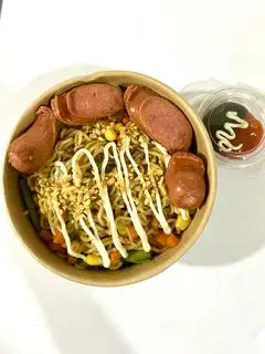 Hình ảnh Mì trộn xúc xích rau củ