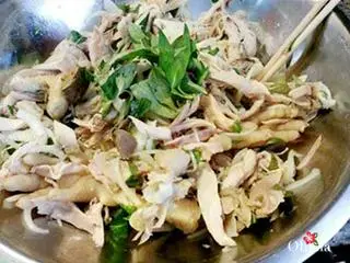 Hình ảnh 1/4 con gà trộn hành tây 