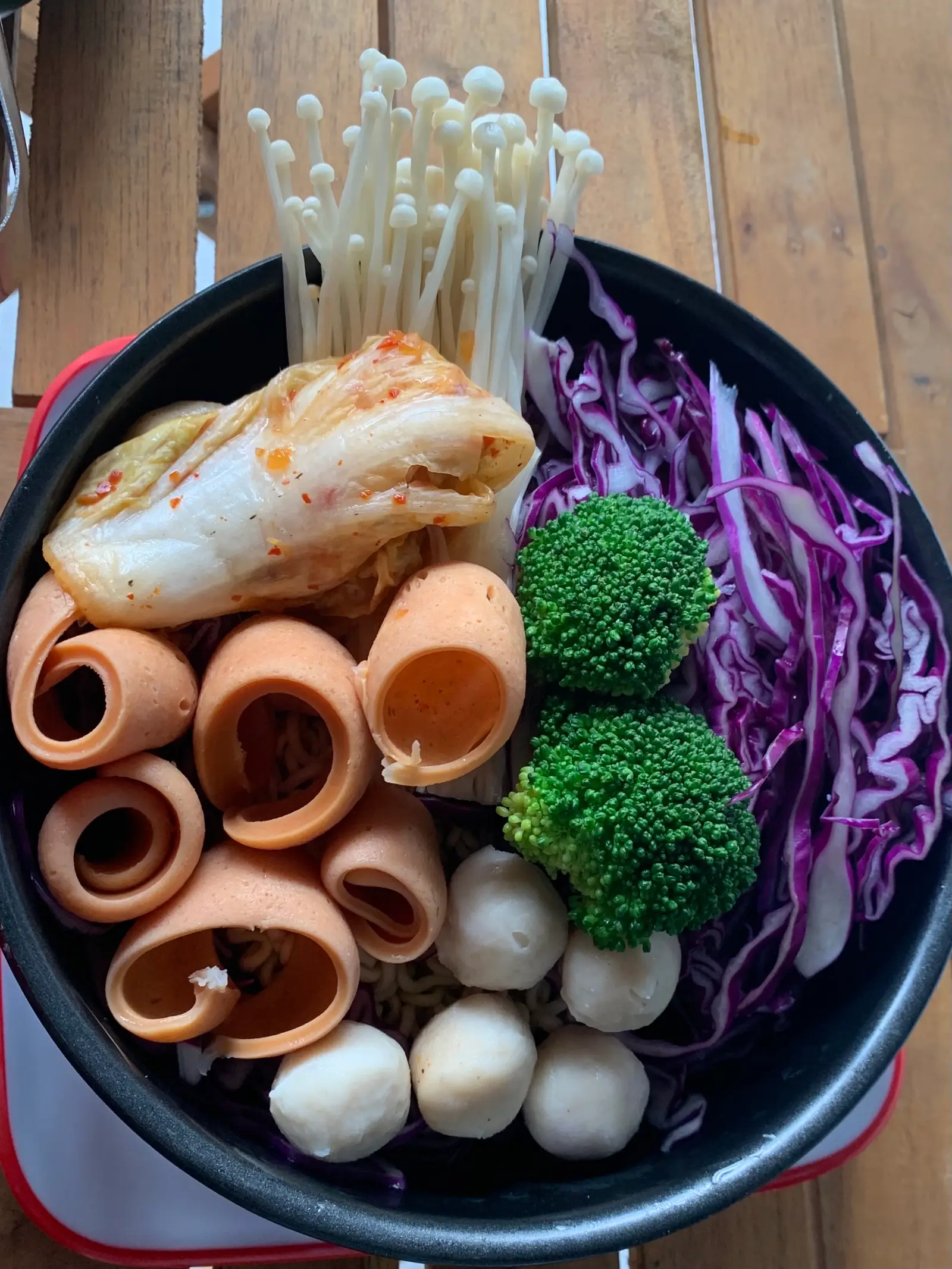 Hình ảnh MÌ CAY KIM CHI XÚC XÍCH CÁ VIÊN 