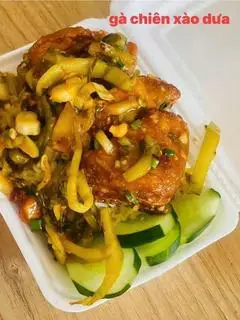 Hình ảnh Cơm gà chiên xào dưa