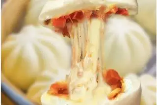 Hình ảnh Bánh bao xúc xích phomai kéo sợi 