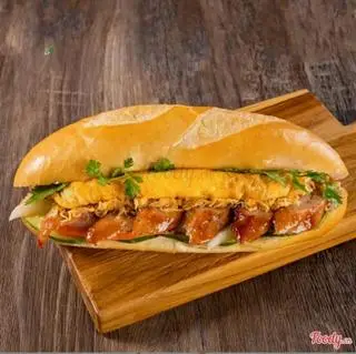 Hình ảnh bánh mì pate nem nướng + trứng 