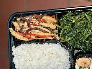 Hình ảnh Cơm Gà xào mộc nhĩ nấm hương