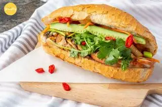 Hình ảnh Bánh Mì Pate Nem Lụi Bò Khô 