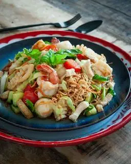 Hình ảnh Mì xào bò, mực, tôm, trứng
